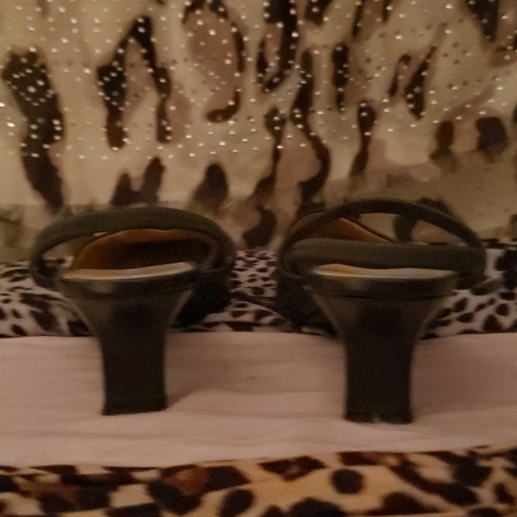 Two Liz Claiborne heels - Picture 16 of 16